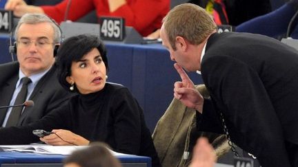 Un huissier s'approche des eurod&eacute;put&eacute;s Michel Dantin (G) et Rachida Dati, le 14 d&eacute;cembre 2011, au Parlement europ&eacute;en de Strasbourg (Bas-Rhin). (FREDERICK FLORIN / AFP)