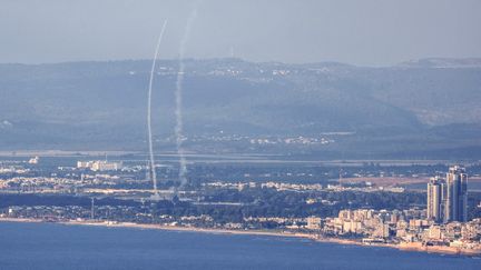 La défense aérienne israélienne intercepte à Acre, dans le nord du pays, des tirs de missiles depuis le Liban, le 11 octobre 2024. (AHMAD GHARABLI / AFP)