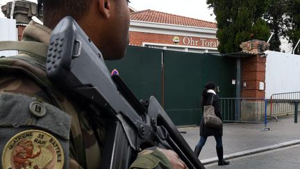 Un soldat patrouille &agrave; proximit&eacute; de l'&eacute;cole juive Ohr Torah, &agrave; Toulouse, le 9 mars 2015. ( MAXPPP)