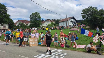 Le virage Juliette Labous dans la côte des Fins sur la 6e étape du Tour de France femmes, le 16 août 2024 entre Remiremont (Vosges) et Morteau (Doubs). (ANDREA LA PERNA / FRANCEINFO: SPORT)