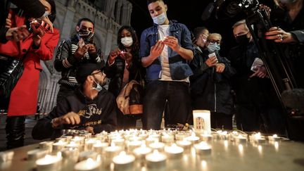 Des bougies allumées par des personnes venues se reccueillir devant la Basilique Notre-Dame de l'Assomption, à Nice (Alpes-Maritimes), le 29 octobre 2020. (VALERY HACHE / AFP)