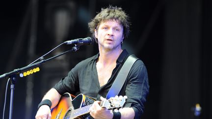 Bertrand Cantat sur scène, le 19 juillet 2014, au festival des Vieilles Charrues, à Carhaix-Plouguer (Finistère). (FRED TANNEAU / AFP)