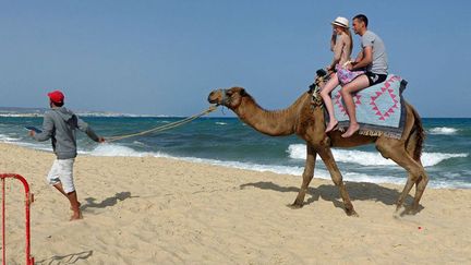 Comment insuffler de l’espoir aux Tunisiens ? «Dites aux Français de revenir !», dit un vendeur de plage au journaliste étranger de passage. Message transmis, autant que faire se peut. (FTV - Laurent Ribadeau Dumas)