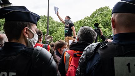 Un rassemblement en soutien aux Palestiniens près du Quai d'Orsay, le 12 mai 2021 à Paris.&nbsp; (RICCARDO MILANI / HANS LUCAS / AFP)