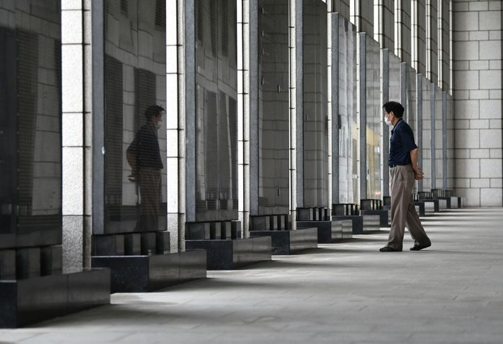 Un homme regarde les noms des soldats sud-coréens et onusiens morts pendant la guerre de Corée au mémorial de Séoul. (JUNG YEON-JE / AFP)