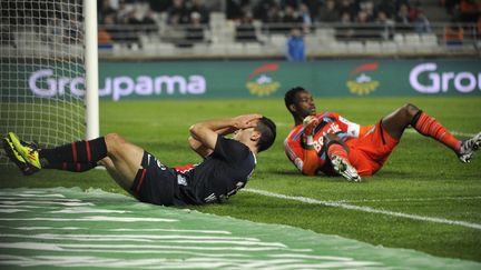 L'attaquant du PSG Mevlut Erding se tient la t&ecirc;te entre les mains apr&egrave;s avoir g&acirc;ch&eacute; une occasion lors du match opposant son &eacute;quipe &agrave; l'OM, le 27 novembre 2011, &agrave; Marseille. (ANNE-CHRISTINE POUJOULAT / AFP)