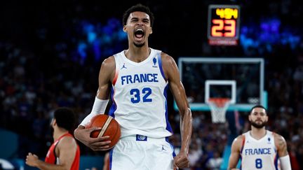 Victor Wembanyama savoure après une première mi-temps réussie par les Bleus face au Canada, en quarts de finale du tournoi de basketball olympique masculin, à l'Arena de Bercy, le mardi 6 août 2024. (LUIS TATO / AFP)