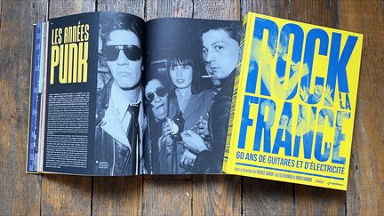 Une double-page ouverte de l'ouvrage "Rock La France" ainsi que la couverture du livre (2023). (EDITIONS MARABOUT)