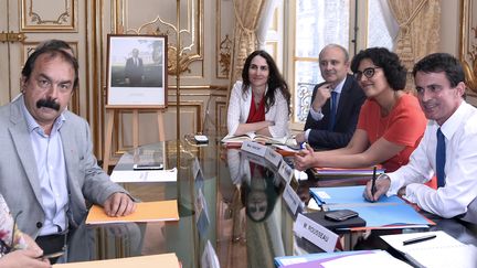 Le secrétaire général de la CGT, Philippe Martinez, reçu à Matignon le 29 juin 2016 par Myriam El Khomri et Manuel Valls. (DOMINIQUE FAGET / AFP)