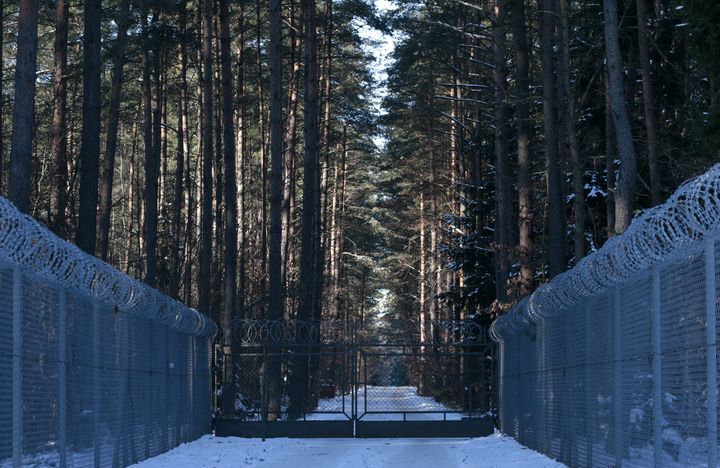 Des barbel&eacute;s prot&egrave;gent une zone militaire &agrave; Kiejkuty, le 24 janvier 2014. Ce village polonais a accueilli une prison secr&egrave;te de la CIA. (KACPER PEMPEL / REUTERS)
