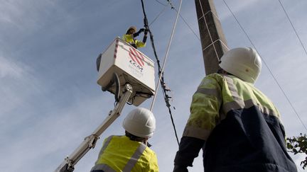 Des techniciens d'Enedis réparent une ligne à haute tension (illustration). (LOIC VENANCE / AFP)