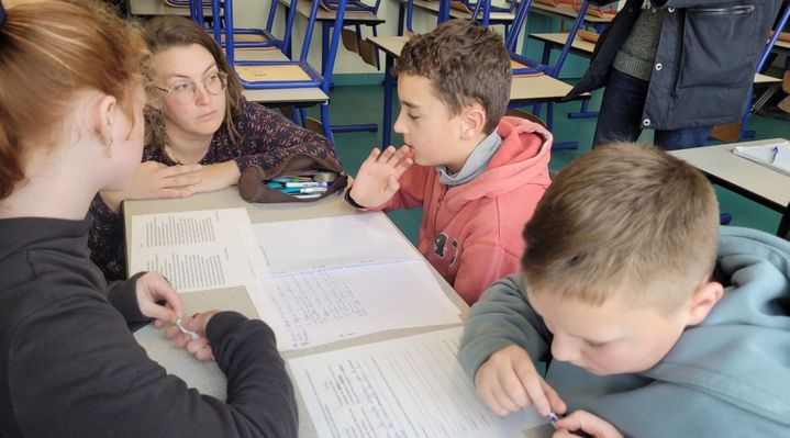 Zoë, Ruben et Emeric doivent retrouver la consigne d'un exercice réalisé par un élève, à partir de ses réponses.&nbsp; (THOMAS GIRAUDEAU / RADIO FRANCE)