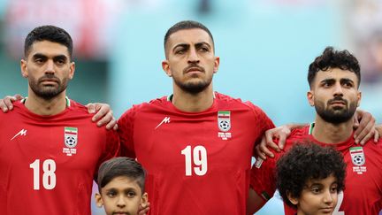 Les joueurs de l'équipe d'Iran sont restés silencieux pendant leur hymne,&nbsp;en soutien aux victimes de la répression par le régime, le 21 novembre 2022 à Doha (Qatar). (FADEL SENNA / AFP)