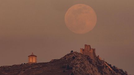 Le phénomène était visible dès la soirée du 7 avril 2020, comme ici au-dessus du château de Rocca Calascio (Italie). (ESPA PHOTO AGENCY/CAL SPORT MEDI/SIPA)