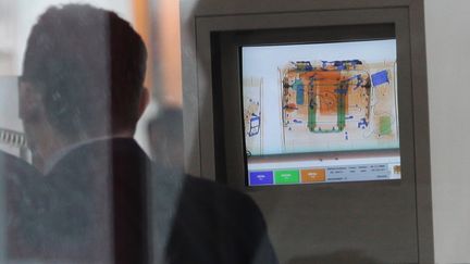 Des bagages pass&eacute;s aux rayons X dans un a&eacute;roport &agrave; Berlin (Allemagne), le 30 d&eacute;cembre 2009. (SEAN GALLUP / GETTY IMAGES )