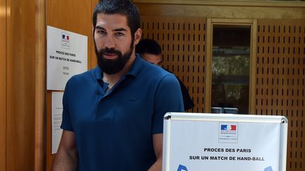 Le handballeur fran&ccedil;ais Nikola Karabatic &agrave; la sortie de la salle d'audience au palais de justice de Montpellier (H&eacute;rault), le 25 juin 2015. (PASCAL GUYOT / AFP)