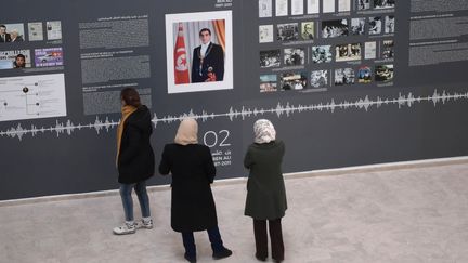 Une exposition, organisée au musée du Bardo à Tunis, retrace l'histoire du renversement de la dictature Ben Ali en ayant recours à des documents mis en ligne sur internet et les réseaux sociaux. (FETHI BELAID / AFP)