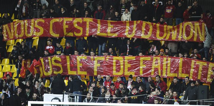 Les supporters du Mans brandissent une banderole : "Nous c'est le U d'union, vous c'est le F de faillite", le 15 f&eacute;vrier 2013.&nbsp; (MAXPPP)