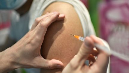 Un pharmacien fait une injection du vaccin Moderna&nbsp;contre le Covid-19 dans une pharmacie à Paris, le 4 juin 2021. (STEPHANE DE SAKUTIN / AFP)