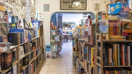 L'intérieur de la librairie "Autour d'un livre", entrée en résistance contre les mesures de fermeture du deuxième confinement, le 13 novembre 2020 à Cannes (SYSPEO / SIPA)