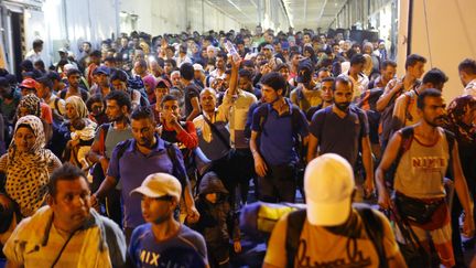 Des migrants d&eacute;barquent d'un ferry au Pir&eacute;e, pr&egrave;s d'Ath&egrave;nes (Gr&egrave;ce), en provenance de l'&icirc;le de Lesbos, le 3 septembre 2015. (MICHAEL DEBETS / CITIZENSIDE / AFP)