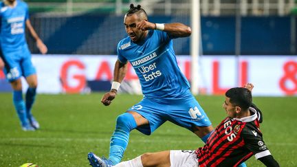 Dimitri Payet (Marseille) face à Youcef Atal (Nice), lors du match nul entre les deux équipes mercredi. (FRANCOIS NASCIMBENI / AFP)