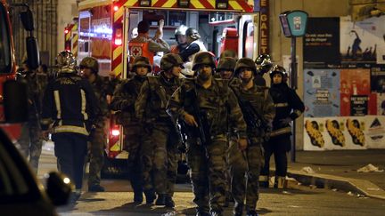 Des soldats devant La Belle Equipe, rue de Charonne, le 14 novembre 2015. (PIERRE CONSTANT / AFP)