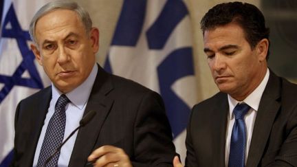 Yossi Cohen (à droite), nommé par Benjamin Netanyahu nouveau patron du Mossad depuis le 7 décembre 2015, affirme que l’Iran reste le principal défi d’Israël. (AFP PHOTO / GALI TIBBON)