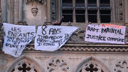 Quatre p&egrave;res s'appr&ecirc;tent &agrave; passer la nuit sur une terrasse de la cath&eacute;drale d'Orl&eacute;ans (Loiret), le 9 mai 2013. (ALAIN JOCARD / AFP)