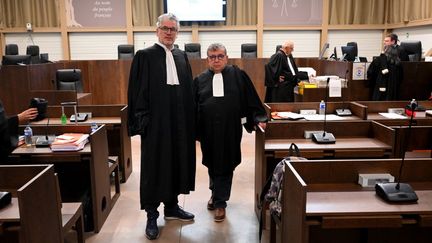 Les avocats de l'accusée, placée samedi 24 septembre en soins intensifs, Me Louis Fagniez et Me Jean Codognès, le 19 septembre 2022. (NICOLAS TUCAT / AFP)