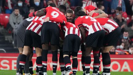 Les joueurs de l'Athletic Bilbao se réunissent avant le coup d'envoi du match face au Real Madrid, le 3 février 2022. (CESAR MANSO / AFP)