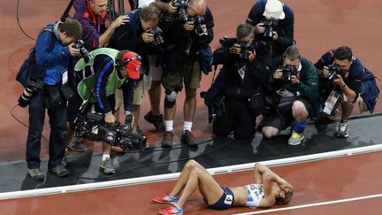 Les photographes et les camermans se ruent sur les vainqueurs comme ici, apr&egrave;s la victoire de Jessica Ennis &agrave; l'heptathlon, le 4 ao&ucirc;t. (FABRIZIO BENSCH / REUTERS)