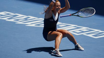 La Slovaque&nbsp;Dominika Cibulkova c&eacute;l&egrave;bre sa victoire face &agrave; la Roumaine&nbsp;Simona Halep en quart de finale de l'open de tennis de Melbourne (Australie), le 22 janvier 2014. (DAVID GREY / REUTERS)