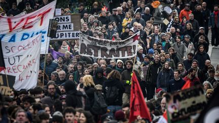 Des opposants à la réforme des retraites brandissent des pancartes et des drapeaux lors d'une manifestation contre la loi du gouvernement, à Nantes, le 6 avril 2023. (LOIC VENANCE / AFP)