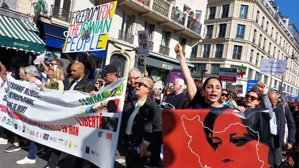 Des personnes manifestent dimanche 15 septembre 2024 à Paris, lors d'une marche marquant les deux ans de la mort de Mahsa Amini en Iran. (AGATHE MAHUET / RADIO FRANCE)