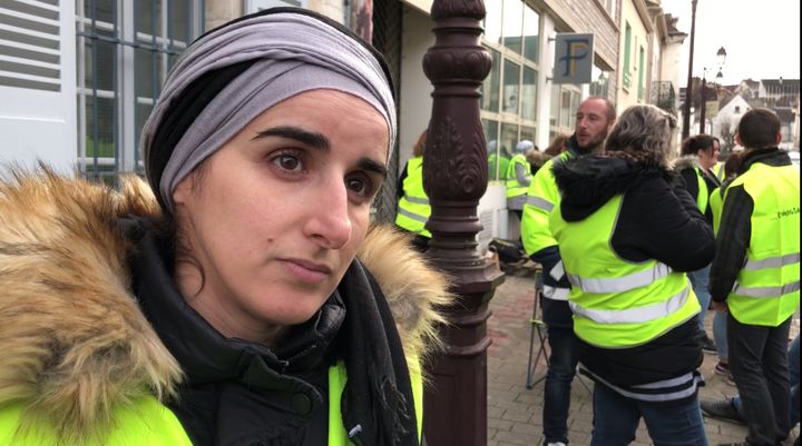 Nagya Karrandou, membre de l'association de défense et de développement des écoles du Tonnerrois, devant le centre des impôts à Tonnerre (Yonne), le 29 novembre 2018. (LOUISE HEMMERLE / FRANCE INFO)