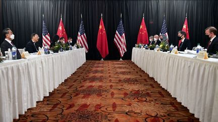 Le secrétaire d'Etat américain Antony Blinken (à droite, au centre), reçoit son homologue chinois Wang Yi (à gauche), le 18 mars 2021 à Anchorage (Alaska). (FREDERIC J. BROWN / AFP)