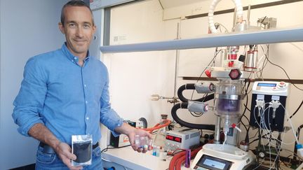 Le professeur en chimie supra moléculaire, Julien Leclaire, dans le laboratoire universitaire ICBMS Université Claude Bernard Lyon 1. (MATHILDE IMBERTY / RADIO FRANCE)