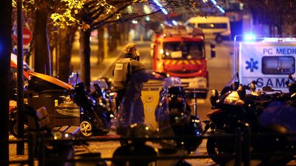 Des secours aux abords du Stade de France après l'explosion des kamikazes, vendredi 13 novembre 2015. (MAXPPP)