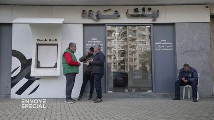 "C'est fini, bye-bye le Liban !" Avec la crise économique, l'épargne de toute leur vie ne vaut plus rien, et ils veulent quitter le pays (ENVOYÉ SPÉCIAL  / FRANCE 2)