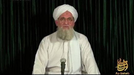 Capture d'&eacute;cran montrant une vid&eacute;o dans laquelle le chef d'Al-Qa&iuml;da, Ayman Al-Zawahiri, confirme la mort de son bras droit, le 10 septembre 2012.&nbsp; (INTERCENTER / AFP)