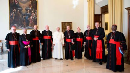 Le pape Fran&ccedil;ois et le groupe des cardinaux charg&eacute;s de r&eacute;former la Curie romaine, au Vatican, le 1er octobre 2013. ( AP / SIPA )