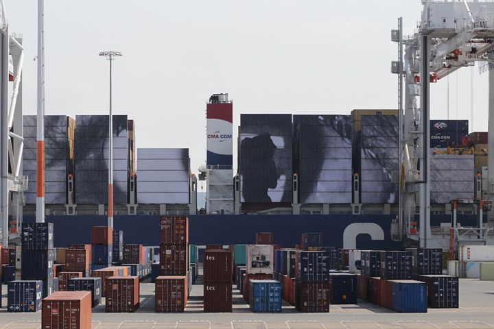 Les conteneurs habillés du regard d'une femme africaine, une oeuvre en chantier de JR sur le port du Havre.
 (Charly Triballeau / AFP)