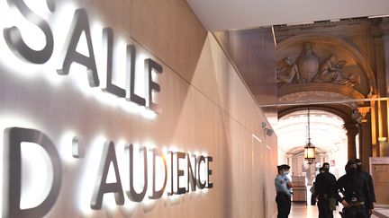 La salle d'audience du procès des attentats du 13-Novembre, au Palais de Justice de Paris, le 8 septembre 2021. (ALAIN JOCARD / AFP)