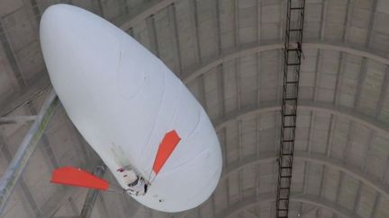 Mardi 14 juin, le JT de 13 Heures présente l'aéroplume, un ballon de 110 m3 permettant de voler en intérieur, dans un hangar prévu à cet effet. &nbsp;&nbsp; (FRANCE 2)