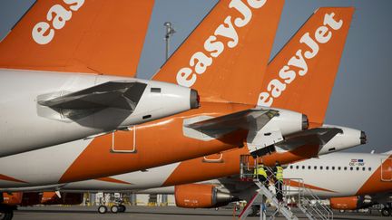 Des dérives d'avions easyJet sur l'aéroport de Berlin-Schoenefeld (Allemagne). Photo d'illustration. (AFP)