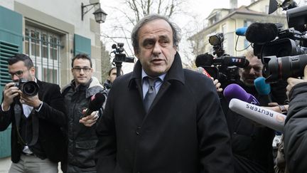 Michel Platini assailli de journalistes, le 8 décembre 2015 à Lausanne (Suisse). (FABRICE COFFRINI / AFP)