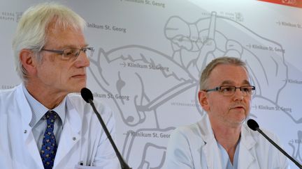 Les professeurs Bernahard Ruf (&agrave; gauche) et Thomas Gruenewald s'adressent &agrave; la presse lors de l'admission d'un patient souffrant d'Ebola, le 9 octobre 2014, &agrave; l'h&ocirc;pital Saint-Georges de Leipzig (Allemagne). (HENDRIK SCHMIDT / DPA)