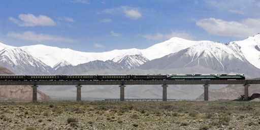 La plus haute ligne ferroviaire du monde, qui relie Pékin à Lhassa (4064 km). Elle culmine à 5068 m au-dessus du niveau de la mer. Près de 25 % de la voie a été construite à plus de 4000 m d'altitude.. (AFP - Imaginechina - Lang Shuchen)