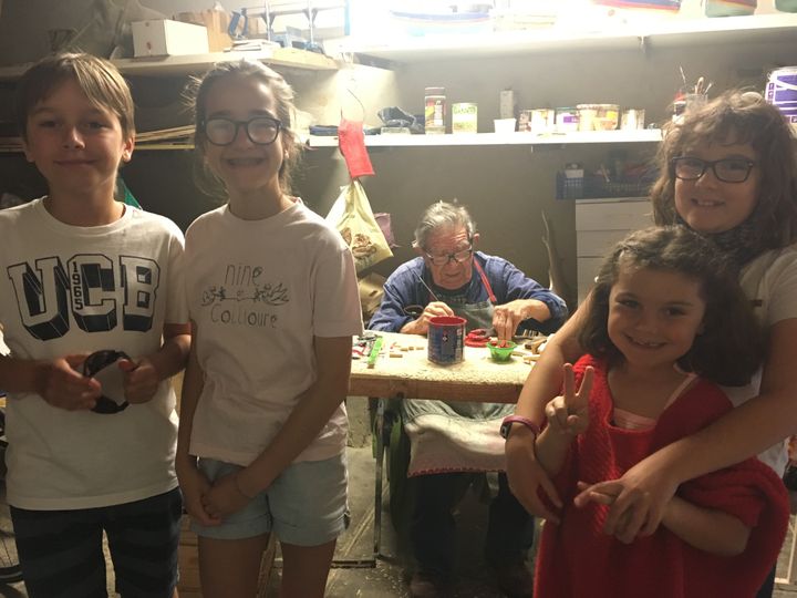 Dans l'atelier avec "Petit Louis", 98 ans. Cet ancien pêcheur de Collioure fabrique des maquettes de bateaux. (INGRID POHU / RADIO FRANCE)